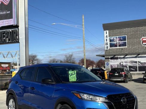 Used 2021 Nissan Kicks S image 1