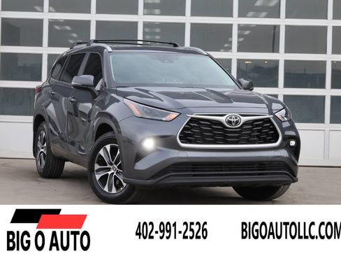 Used 2025 Toyota Highlander XLE image 1