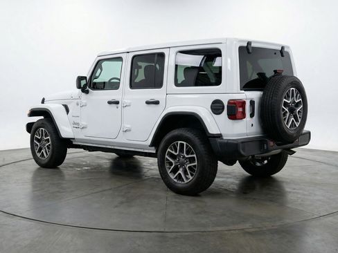 Used 2025 Jeep Wrangler Sahara image 6