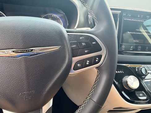 Used 2023 Chrysler Pacifica Touring-L FWD image 23