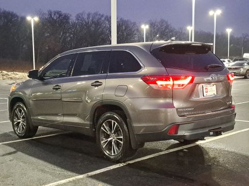 Certified 2018 Toyota Highlander Plus w/ Carpet Mat Package (TMS) image 4