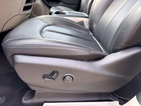 Used 2024 Chrysler Pacifica Limited FWD image 18