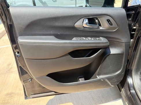 Used 2025 Chrysler Pacifica Select FWD image 27