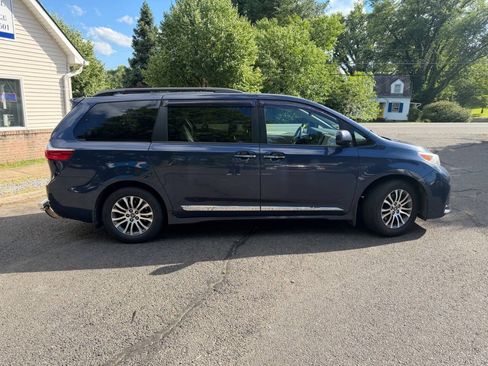 Used 2018 Toyota Sienna XLE w/ XLE Navigation Package FWD image 8