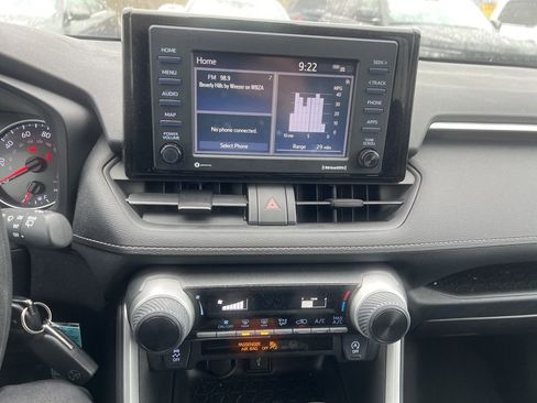 Used 2021 Toyota RAV4 LE image 8