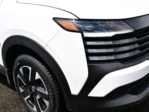 Certified 2025 Nissan Kicks SV AWD/4WD image 10