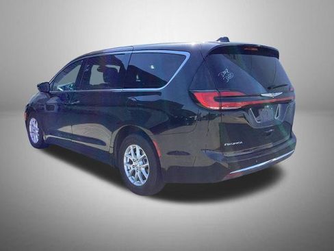 Used 2025 Chrysler Pacifica Select FWD image 4