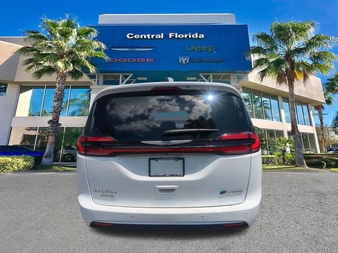 Certified 2023 Chrysler Pacifica Pinnacle FWD image 6