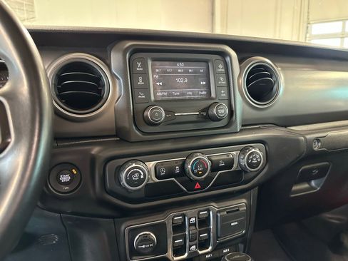Used 2021 Jeep Gladiator Willys image 22