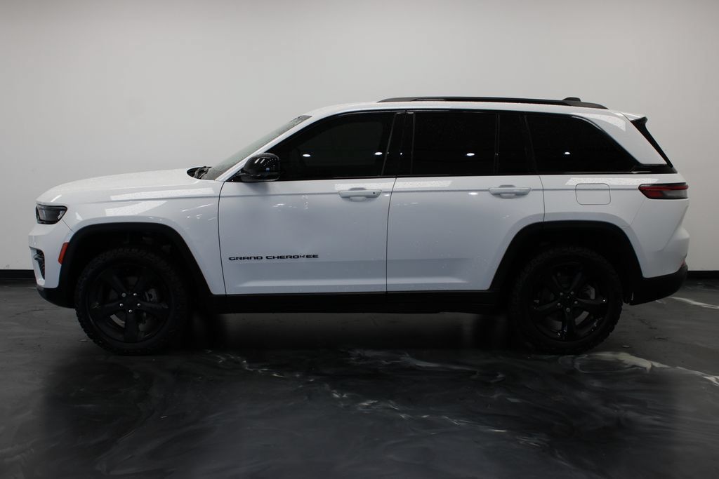 Used 2023 Jeep Grand Cherokee Altitude AWD/4WD image 22