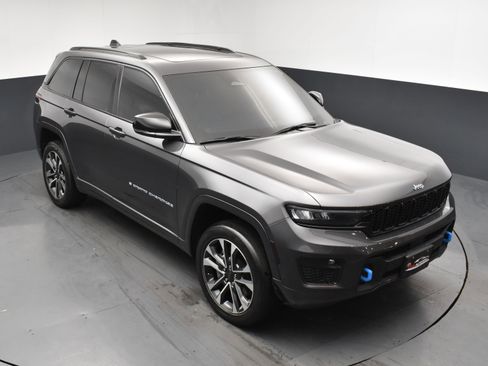 Used 2022 Jeep Grand Cherokee Overland w/ Luxury Tech Group IV AWD/4WD image 16