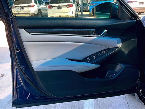 Used 2018 Honda Accord EX image 22