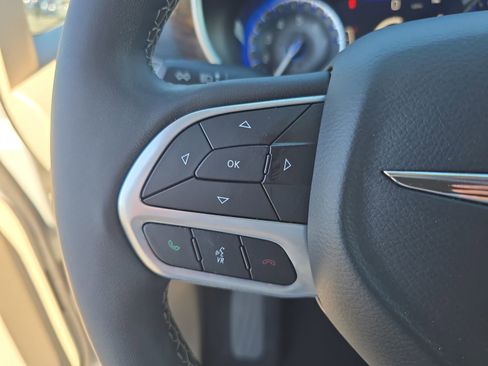 Used 2023 Chrysler Pacifica Limited image 24