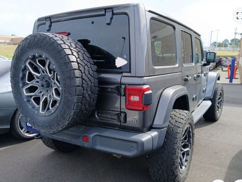 Used 2018 Jeep Wrangler Unlimited Sahara image 3