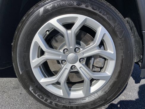 Used 2024 Jeep Compass Latitude image 13