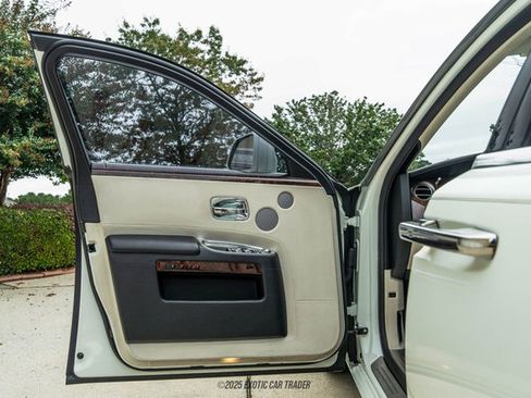 Used 2015 Rolls-Royce Ghost image 32