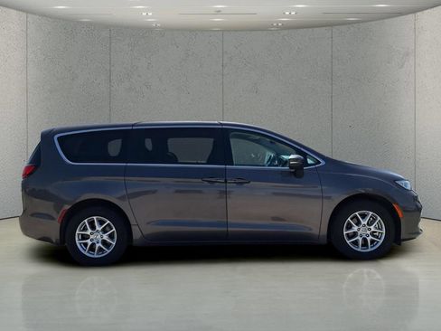 Used 2023 Chrysler Pacifica Touring-L FWD image 4