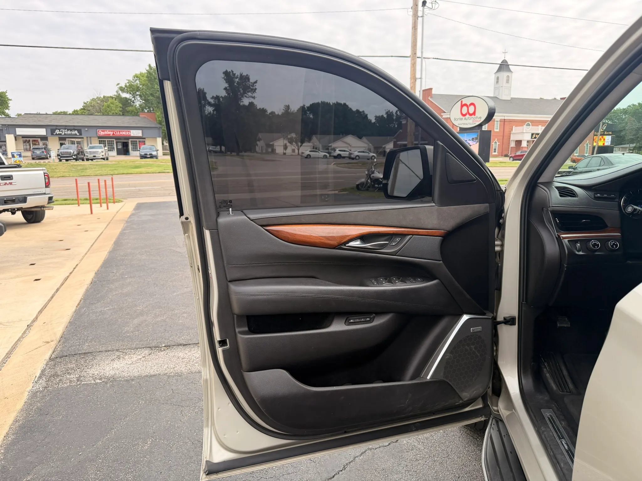 Used 2016 Cadillac Escalade Luxury AWD/4WD image 12