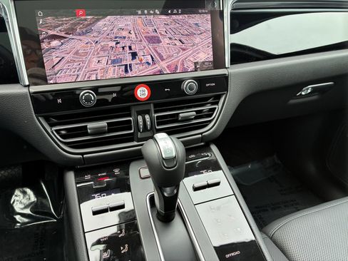 Certified 2026 Porsche Macan AWD/4WD image 17