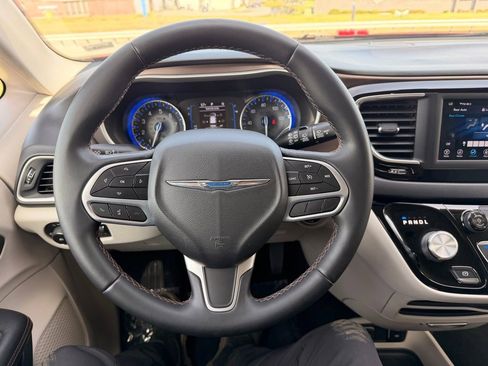 Used 2018 Chrysler Pacifica Touring-L image 12