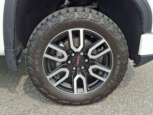 Used 2024 GMC Sierra 1500 AT4 w/ Technology Package AWD/4WD image 8