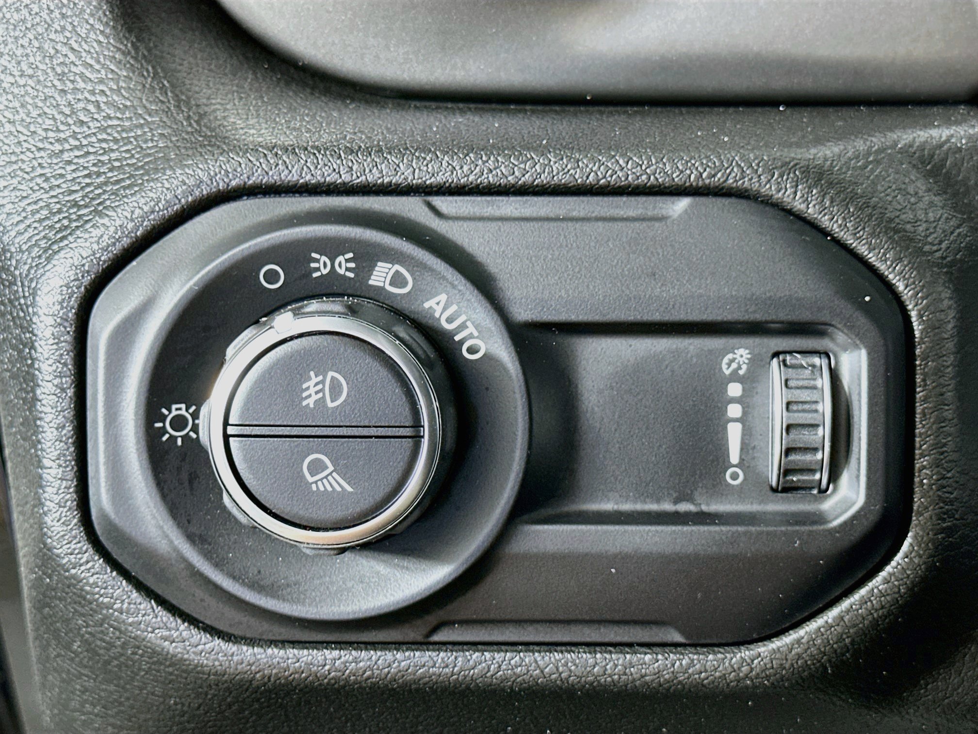 Used 2023 Jeep Gladiator Sport AWD/4WD image 16