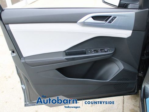 Used 2025 Volkswagen Taos SE AWD/4WD image 9