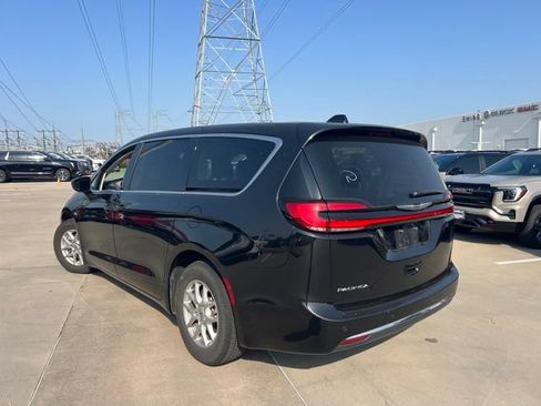 Used 2023 Chrysler Pacifica Touring-L FWD image 3