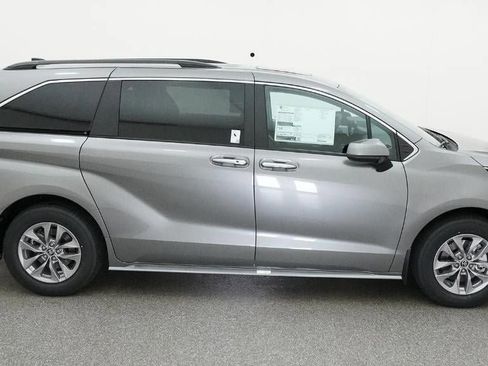 New 2026 Toyota Sienna XLE image 11