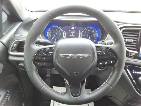 Used 2023 Chrysler Pacifica Touring image 11