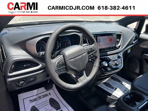 New 2027 Chrysler Pacifica Select FWD image 9