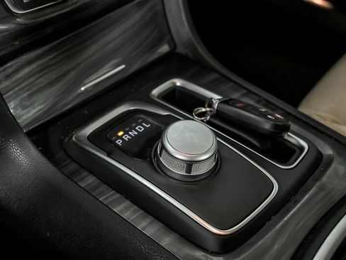 Used 2020 Chrysler 300 Touring w/ Chrome Appearance Package image 31