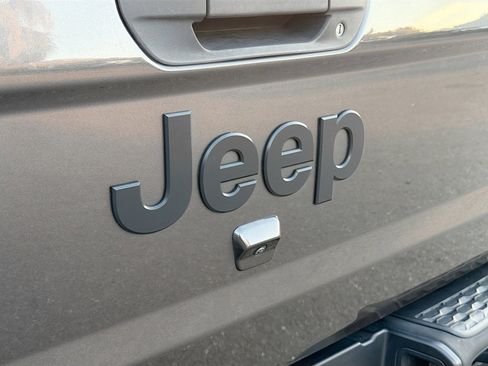Used 2021 Jeep Gladiator Willys image 11