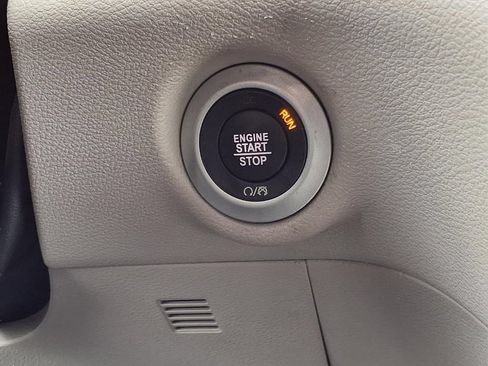 Used 2024 Chrysler Pacifica Touring-L FWD image 16
