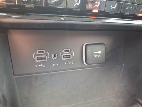 Used 2023 Jeep Grand Cherokee Limited w/ Black Appearance Package RWD image 11