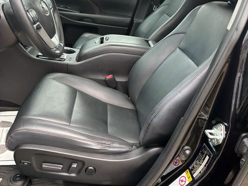 Used 2019 Toyota Highlander XLE AWD/4WD image 14