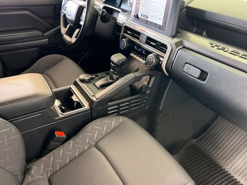 Certified 2025 Toyota Tacoma SR5 AWD/4WD image 19