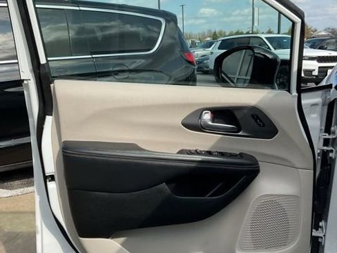 Used 2024 Chrysler Pacifica Touring-L image 11