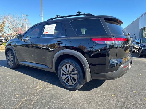 Used 2024 Nissan Pathfinder SV image 3