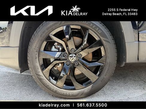 Used 2023 Volkswagen Taos SE w/ Panoramic Sunroof Package FWD image 35