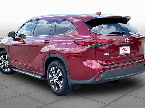Used 2022 Toyota Highlander XLE FWD image 12