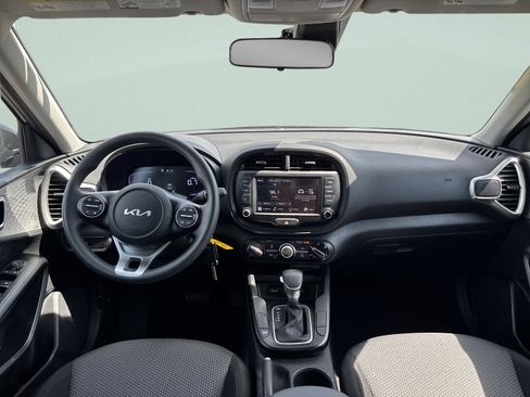 Used 2025 Kia Soul LX w/ LX Technology Package FWD image 17