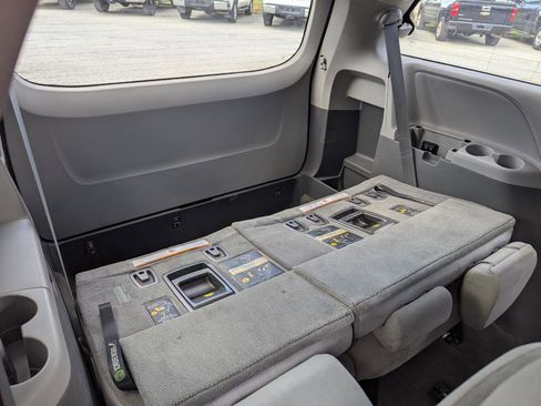 Used 2018 Toyota Sienna L FWD image 23