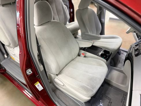 Used 2011 Toyota Sienna LE FWD image 15