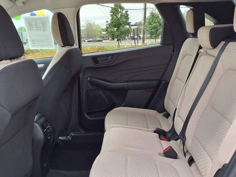 Used 2022 Ford Escape SE w/ SE Sport Appearance Package image 18