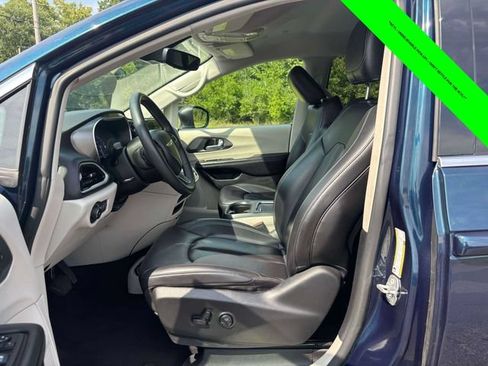 Used 2023 Chrysler Pacifica Touring-L FWD image 3