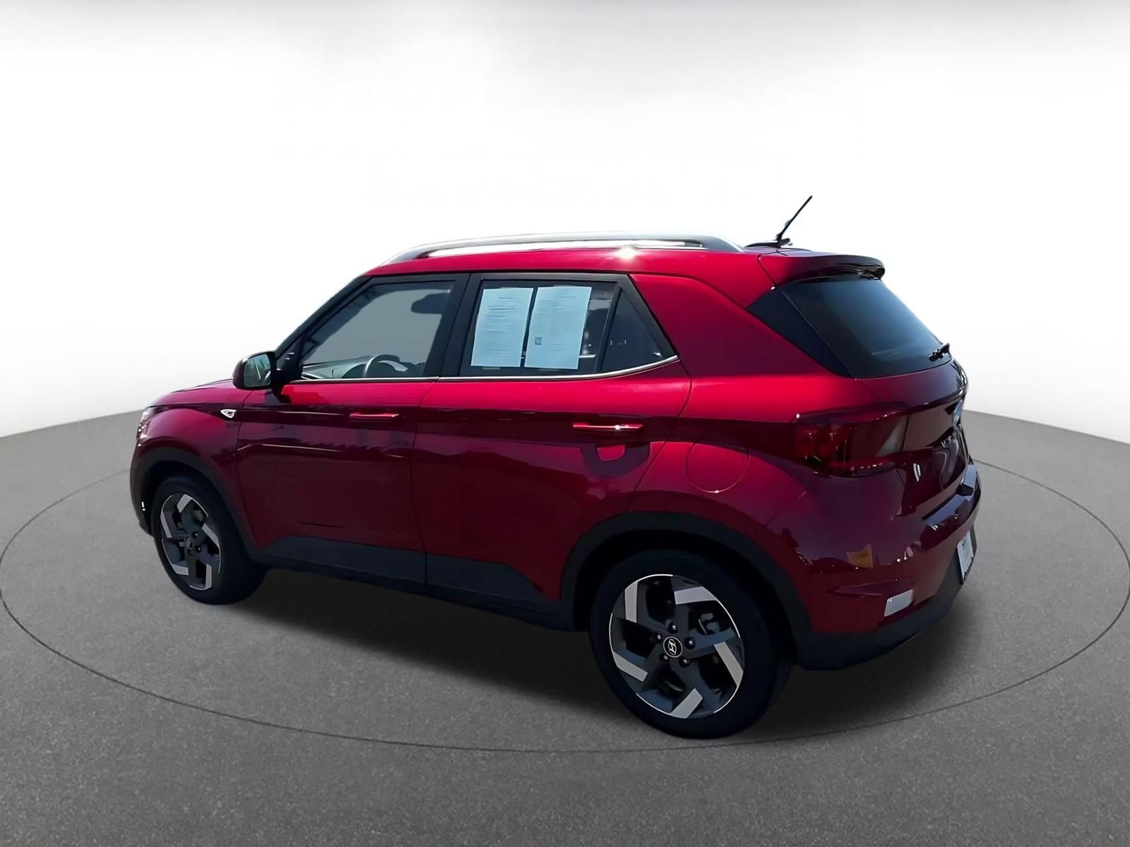 Used 2025 Hyundai Venue SEL FWD image 9