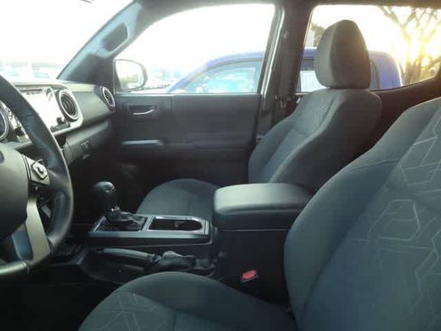 Used 2017 Toyota Tacoma TRD Sport w/ Tow Package (A/T) image 11