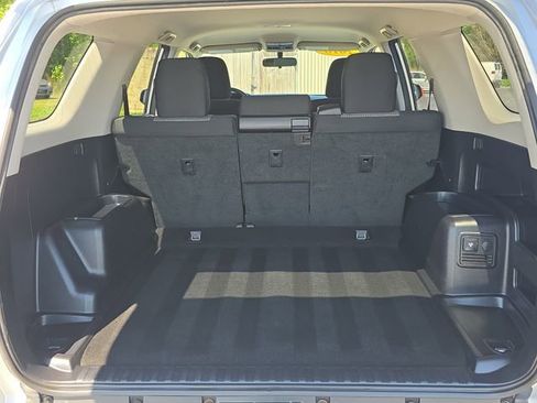 Used 2018 Toyota 4Runner SR5 AWD/4WD image 12