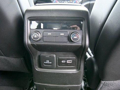 Used 2023 GMC Acadia SLT AWD/4WD image 32